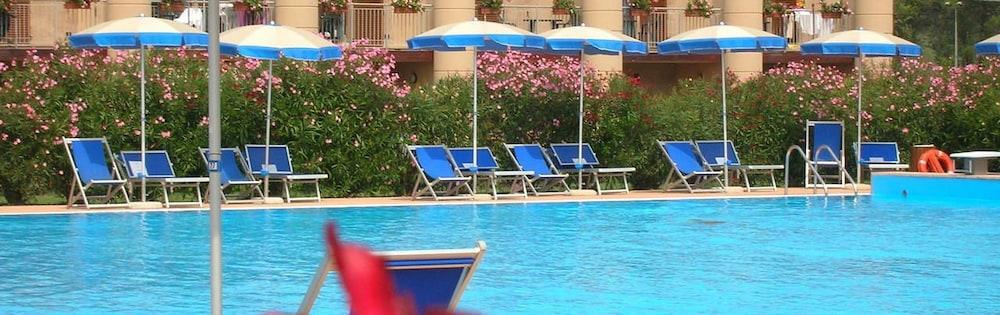 Cosmopolitan Golf & Beach Resort Tirrenia Exterior foto
