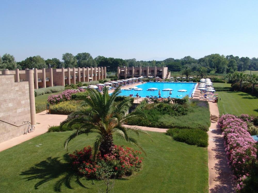 Cosmopolitan Golf & Beach Resort Tirrenia Exterior foto