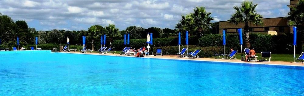 Cosmopolitan Golf & Beach Resort Tirrenia Exterior foto