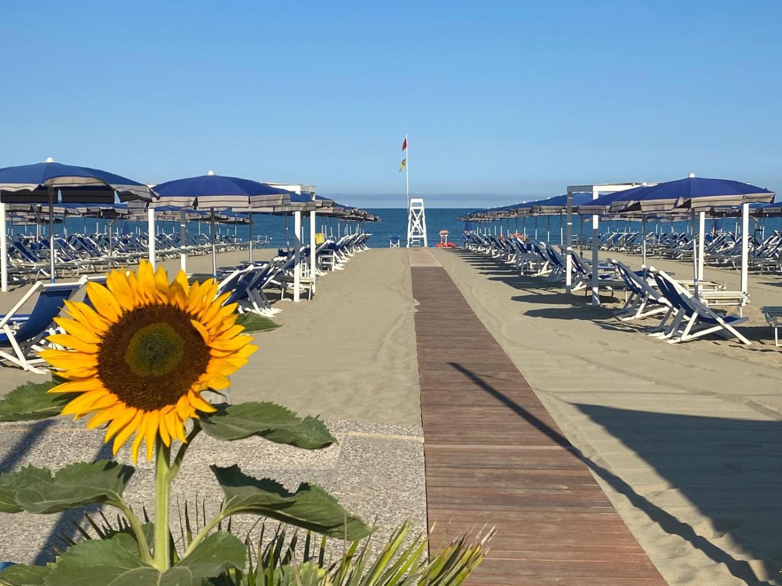 Cosmopolitan Golf & Beach Resort Tirrenia Exterior foto